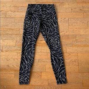 LIKE NEW! Lululemon Wunder Under tight SIZE 6!